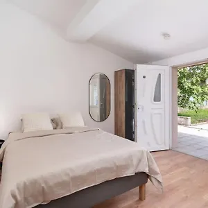 apt-lumignons-lyonnais-doua.hotels-rhonealpes.com/